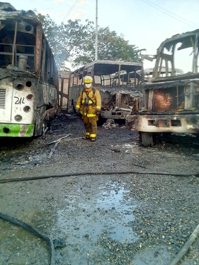 Incendio buses en Villa Rica 5