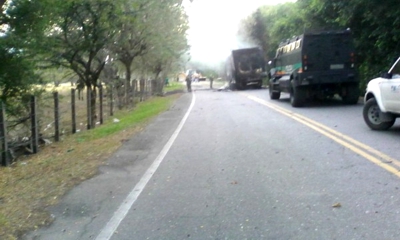 Incineran furgón en el sur del Cauca Incineran furgón en el sur del Cauca1