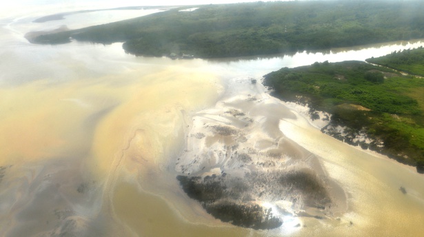 Mancha de petróleo en Tumaco Mancha de petróleo en Tumaco