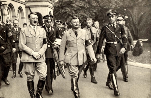 Hitler ordenó la purga de sus fuerzas de apoyo en la conocida Noche de los cuchillos largos. hitler_rohm