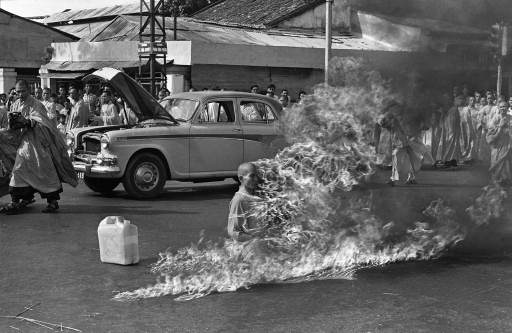 Monje budista Quang Duc, a Buddhist monk, burns himself to death on a Saigon street June 11, 1963 to protest alleged persecution of Buddhists by the South Vietnamese government. (AP Photo/Malcolm Browne)