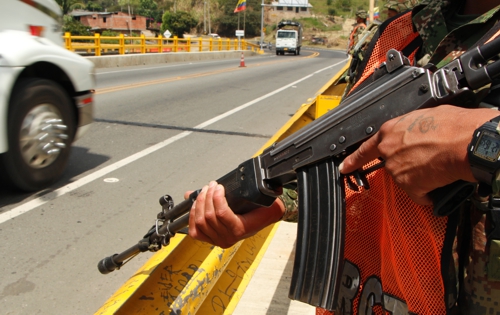 El ejército y la policía se dividieron, por tramos, la vigilancia de los 250 kilómetros de vía en el Cauca. Foto cuatro