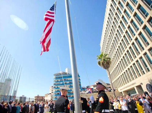 Bandera estadounidense vuelve a ondear en Embajada de EEUU en La Habana Bandera estadounidense vuelve a ondear en Embajada de EEUU en La Habana