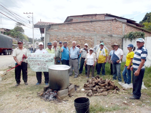 Grupo de cafeteros en el plantón cafetero en los faroles al sur de Popayán. Dignidad cafetera