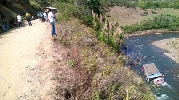 Una chiva con 20 pasajeros cayó a aguas del río Timba, en el norte del Cauca Una chiva con 20 pasajeros cayó a aguas del río Timba, en el norte del Cauca