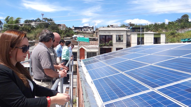 Delegados de la CREG y Asocodis visitaron proyectos innovadores en energía eléctrica en el Cauca - páneles solares Delegados de la CREG y Asocodis visitaron proyectos innovadores en energía eléctrica en el Cauca - páneles solares