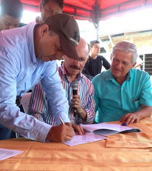 Firma_contratos_1_Pavimentaciu00F3n_Caldono-300x336