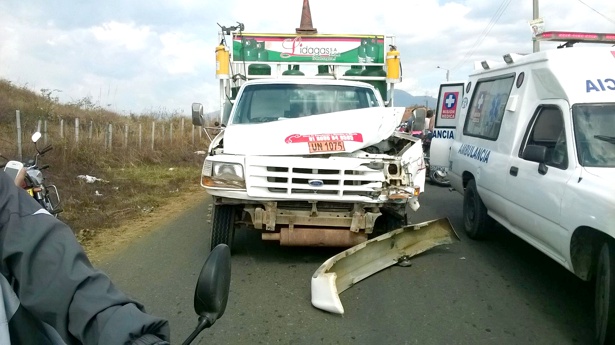Grave accidente de tránsito en la vía a San Pedro en Santander de Quilichao Grave accidente de tránsito en la vía a San Pedro en Santander de Quilichao