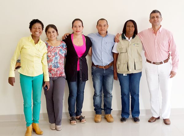 Gloria Stella Mosquera Largacha, profesional universitaria, Programa de Educación Ambiental CRC; María Luisa Holguín Camayo, Directora Territorial Norte C.R.C.; Enith Ortiz González, Programa de Educación Ambiental CRC; Juan Camilo Potes Galarza, Secretario de Educación Municipal; Elsa Mary Pontón, operaria Dirección Territorial Norte C.R.C. y el ingeniero Andrés Sadovnick, gerente Emquilichao E.S.P. CRC web 9
