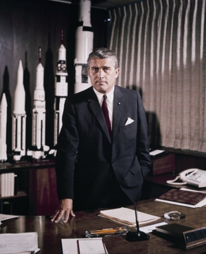 Foto del cohete V-2 y su creador Wernher von Braun Foto del cohete V-2 y su creador Wernher von Braun