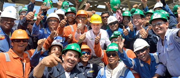 Santos en la reapertura de la Refinería de Cartagena, que empezó a funcionar este miércoles y tendrá capacidad de 165 mil barriles por día. Santos en la reapertura de la Refinería de Cartagena, que empezó a funcionar este miércoles y tendrá capacidad de 165 mil barriles por día.