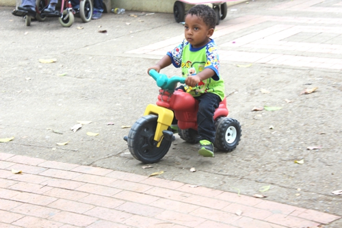 niño en el dia sin carro niño en el dia sin carro