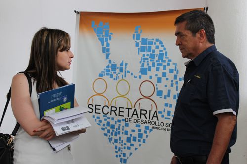 Viceministra de Promoción de la Justicia del Ministro de Justicia y del Derecho, Ana María Ramos Serrano dialoga con el Secretario de Gobierno de Caloto, Jesús Arbey Martínez. Caloto 3