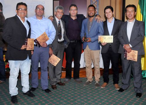 Edinson Bolaños con los colegas después de recibir la estatuilla del Premio de Periodismo Caucano 2014 Edinson Bolaños con los colegas después de recibir la estatuilla del Premio de Periodismo Caucano 2014