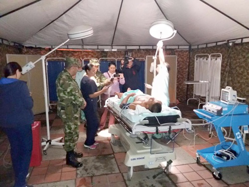 Extraen granada de la pierna de un soldado afuera del Hospital San José de Popayán Extraen granada de la pierna de un soldado afuera del Hospital San José de Popayán