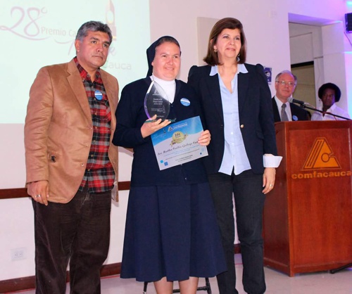 Sor Martha Gallego de la fundación Santa Luisa de Marillac recibió el Segundo Lugar. Postulada a Mujer Cafam 2015 - 2016-1
