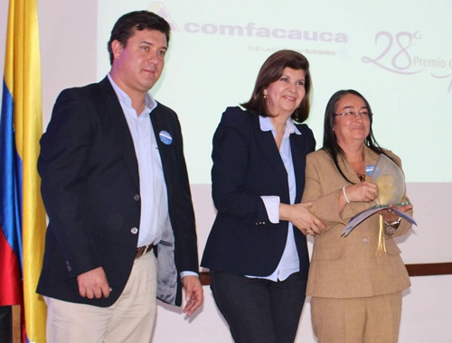 La profesora Luz Dary Lasso Manrique recibió el tercer lugar. Postulada a Mujer Cafam 2015 - 2016