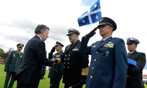 El Presidente Juan Manuel Santos felicita al comandante de la Armada, Leonardo Santamaría El Presidente Juan Manuel Santos felicita al comandante de la Armada, Leonardo Santamaría, quien fue ascendido a almirante