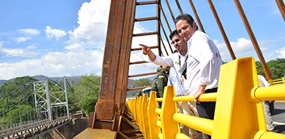 Germán Vargas Lleras inaugura puente en el Huila Germán Vargas Lleras inaugura puente en el Huila