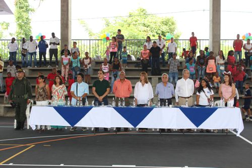 En la mesa principal, entre otros, la superintendente del Subsidio Familiar, Griselda Janeth Restrepo Gallego; el director ejecutivo de la Caja de Compensación Familiar del Cauca, Comfacauca, Juan Cristóbal Velasco Cajiao; el alcalde municipal de Puerto Tejada, Gustavo Alberto Hincapié Palomeque; el ingeniero Guillermo Hormaza, director de las obras; la Mujer Cafam Cauca 2016, Carmen Liliana Zape Paja; la delegada del Ingenio La Cabaña, Luz Estela Porras; y el comandante de la Estación de Policía Puerto Tejada, capitán John Alexander Ortiz. También asistieron delegados del Ingenio Cauca, de Propal, el director ejecutivo de Amunorca, etc. La Ceiba Puerto Tejada 4
