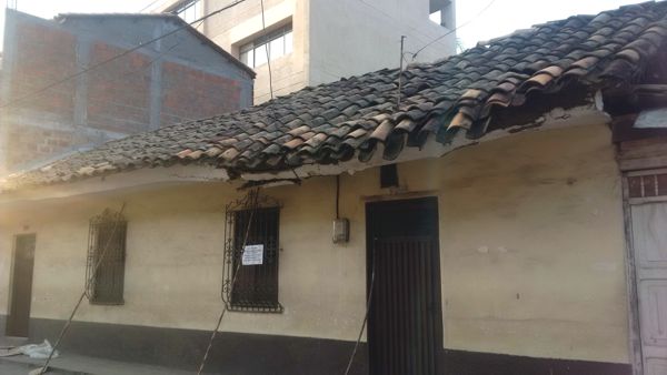 Derrumbe de casa frente a escuela Tello Derrumbe de casa frente a escuela