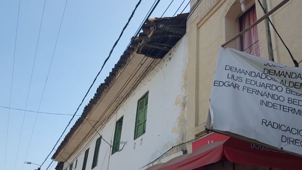 Edificio oficial a punto de venirse abajo en el centro de Santander de Quilichao. Edificio oficial a punto de venirse abajo en el centro de Santander de Quilichao.