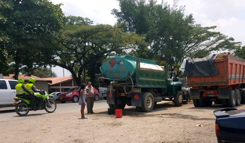 Un carrotanque distribuye agua en algunos sectores de Puerto Tejada Puerto TEjada