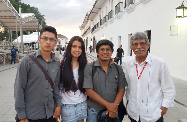 Estudiantes de licenciaturas Anderson Alarcón, Paula Molina, Arlen Yangana, y Alfonso Luna Geller, periodista. universitarios 1