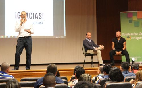 Christian Escobar Mora con Daniel Samper Ospina, en cátedra sobre periodismo.