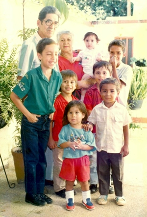 Don Alfonso Luna Solano junto a su esposa y sus nietos en Santander de Quilichao