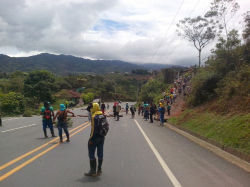 Bloqueada vía Panamericana en La Agustina - Santander de Quilichao, Cauca - Paro Agrario Paro Panamericana 3