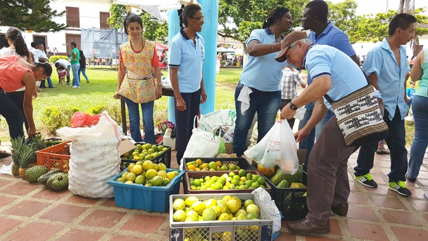 Parque principal de Caloto, Cauca: venta de frutas, hortalizas, carnes, etc. Parque principal de Caloto, Cauca1