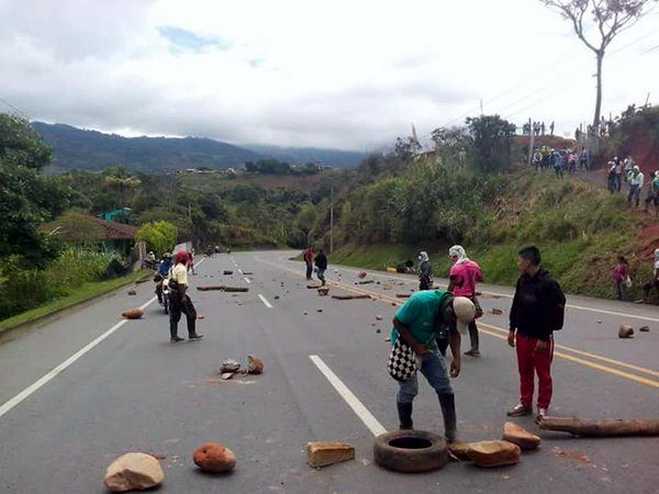 Bloqueada vía Panamericana en La Agustina - Santander de Quilichao, Cauca - Paro Agrario twitter.com TwiterosCali