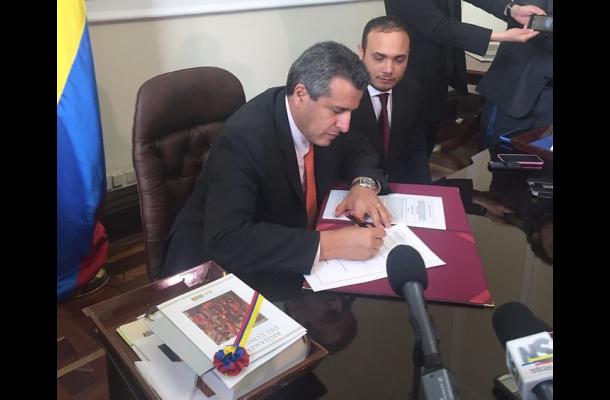 Luis Fernando Velasco, Alfredo Deluque acto_legislativo_para_la_paz