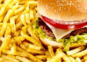 Papas fritas y hamburguesa