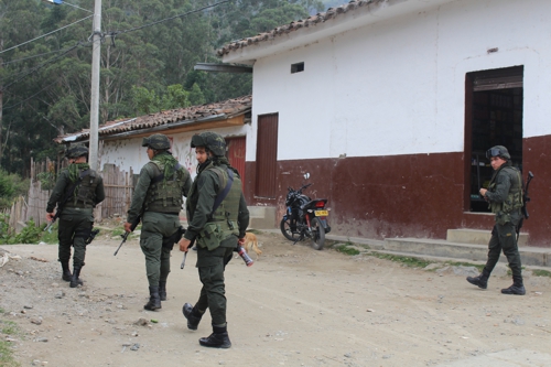 Policías recorren Toribío para brindar seguridad a la ciudadanía img_4039