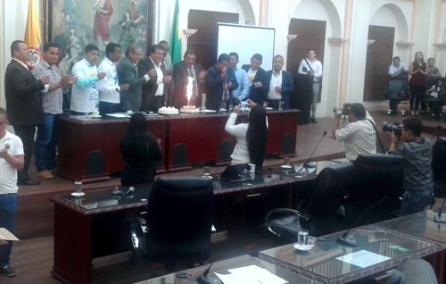 El gobernador Óscar Rodrigo Campo Hurtado, en la instalación del tercer período de sesiones ordinarias de la Asamblea Departamental del Cauca, recibe la felicitación por parte de los diputados. oscar-campo-2