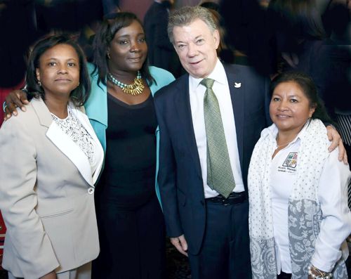 María Liliana Ararat, alcaldesa de Caloto; Jenny Nair Gómez, de Villa Rica; el presidente Juan Manuel Santos Calderón y Flor Ilva Tróchez, de Jambaló. alcaldesas-2