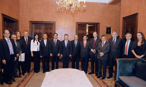 El Presidente Juan Manuel Santos con integrantes del Equipo Negociador del Gobierno firma-acuerdo-final-5