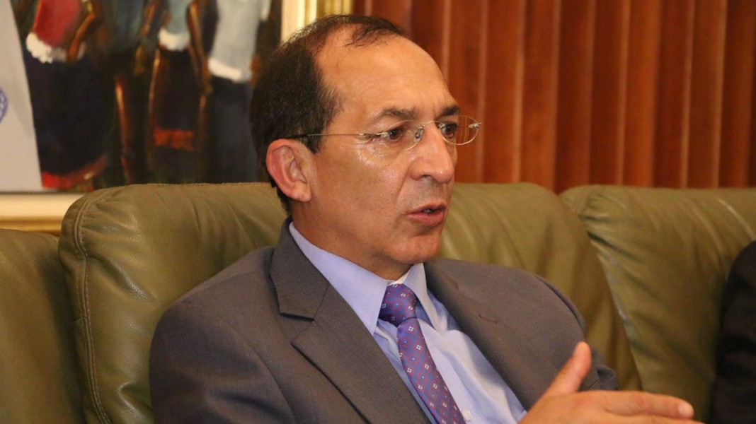 8-rector-carlos-solarte-udenarmedalla-de-oro