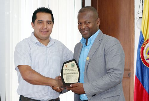 Alcalde municipal de Argelia, Diego Aguilar Marín; secretario de Educación y Cultura del Cauca, Elías Larrahondo Carabalí. educacion