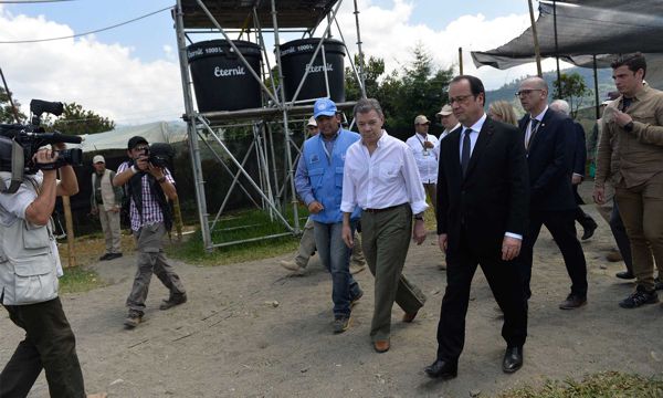 Presidente de Francia, François Hollande, acompañado por el Presidente Juan Manuel Santos. presientes-francia-colombia-12
