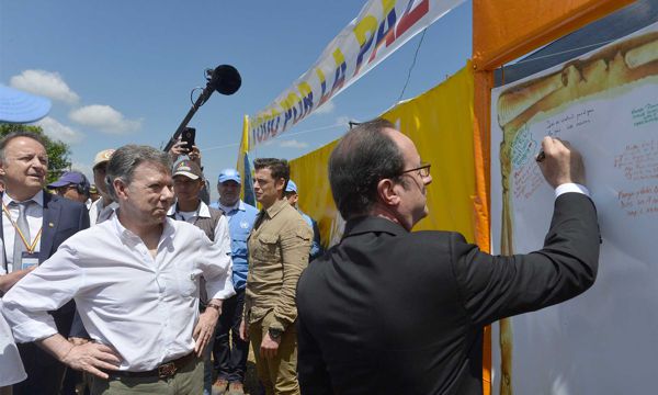 Presidente de Francia, François Hollande, acompañado por el Presidente Juan Manuel Santos. presientes-francia-colombia-5