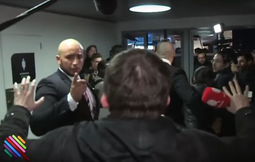 Paul Larrouturou violentamente agredido después de una pregunta a Marine Le Pen - Fotografía tomada del video del diario Le Quotidien, de Francia.