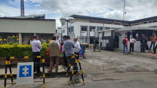 En el exterior de la Fiscalía Seccional Cauca también se hicieron presentes diputados y concejales para conocer de primera mano la información sobre la captura anunciada por Proclama del Cauca.