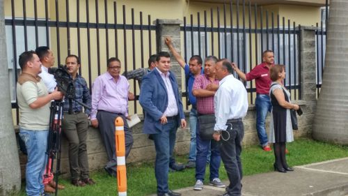 Periodistas esperan fuera de la Fiscalía General de la Nación, Seccional Cauca, información precisa sobre las capturas realizadas por el CTI en la mañana de hoy en Popayán.