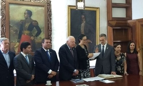 Viceministra de Educación, NataliaRuiz, como Presidenta del Consejo Superior de la Unicauca, posesiona al nuevo rector, José Luis Diago Franco.