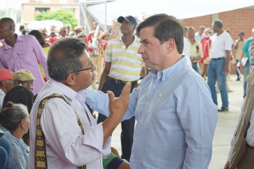 El alcalde de Toribío Alcibiades Escué dialoga con el ministro Cristo Bustos.