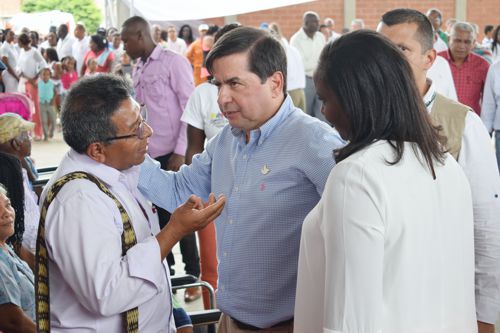 El alcalde de Toribío Alcibiades Escué dialoga con el ministro Cristo Bustos.