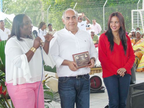 Un reconocimiento especial hizo la Alcaldía Municipal de Villa Rica al representante a la Cámara Carlos Julio Bonilla Soto. Aparecen en la imagen la alcaldesa Gómez y la secretaria general del Mininterior, María Fernanda Rangel.